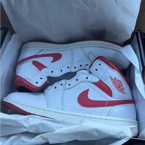 Jordan 1 Mid SE Dune Red/ white Lobster size 12US